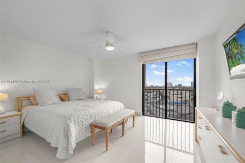Condo in Aventura, Florida, 2 bedrooms  № 1937998 - photo 22