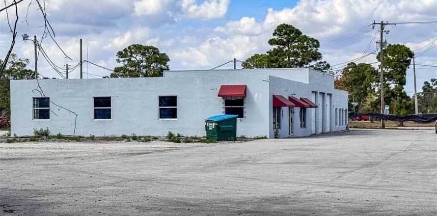 Commercial property in St. Lucie, Florida 782.61 sq.m. № 2204466