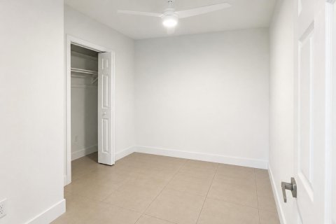Villa ou maison à louer à Miami, Floride: 2 chambres, 78.97 m2 № 2271236 - photo 5