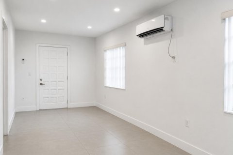 Villa ou maison à louer à Miami, Floride: 2 chambres, 78.97 m2 № 2271236 - photo 2