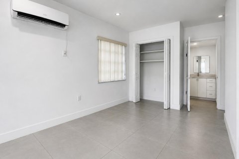 Villa ou maison à louer à Miami, Floride: 2 chambres, 78.97 m2 № 2271236 - photo 3