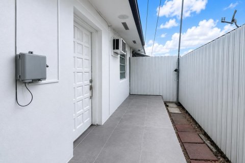 Villa ou maison à louer à Miami, Floride: 2 chambres, 78.97 m2 № 2271236 - photo 9