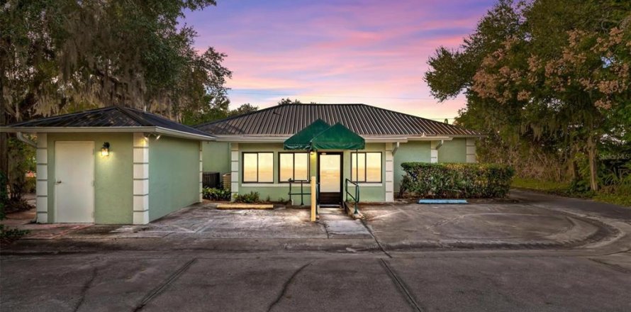 Commercial property in Eustis, Florida 181.16 sq.m. № 2329114