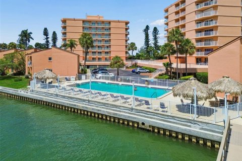Condo in Saint Petersburg, Florida, 2 bedrooms  № 2166929 - photo 6