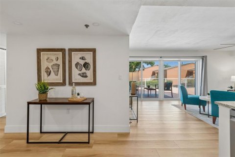 Condo in Saint Petersburg, Florida, 2 bedrooms  № 2166929 - photo 9