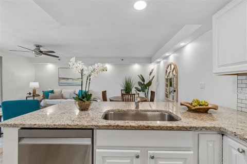 Condo in Saint Petersburg, Florida, 2 bedrooms  № 2166929 - photo 10