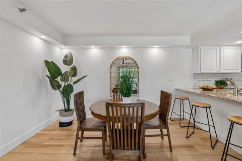 Condo in Saint Petersburg, Florida, 2 bedrooms  № 2166929 - photo 11