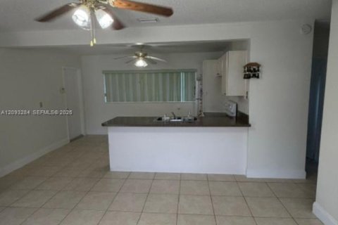 Casa en venta en North Miami, Florida, 2 dormitorios, 69.12 m2 № 2382078 - foto 12