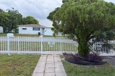 Casa en venta en North Miami, Florida, 2 dormitorios, 69.12 m2 № 2382078 - foto 2