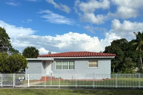Casa en North Miami, Florida 2 dormitorios, 69.12 m2 № 2382078