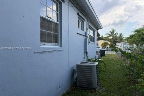 Casa en venta en North Miami, Florida, 2 dormitorios, 69.12 m2 № 2382078 - foto 4
