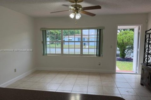 Casa en venta en North Miami, Florida, 2 dormitorios, 69.12 m2 № 2382078 - foto 10