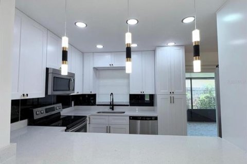 House in Kissimmee, Florida 4 bedrooms, 161.84 sq.m. № 2259217 - photo 8