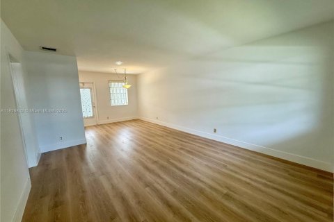 Condominio en alquiler en Hollywood, Florida, 1 dormitorio, 56.86 m2 № 1798734 - foto 2