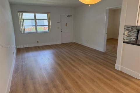 Condominio en alquiler en Hollywood, Florida, 1 dormitorio, 56.86 m2 № 1798734 - foto 4