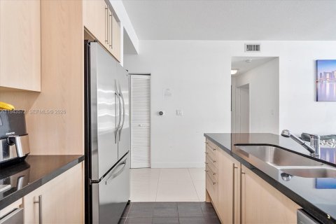 Condo in Miami, Florida, 2 bedrooms  № 2000932 - photo 8