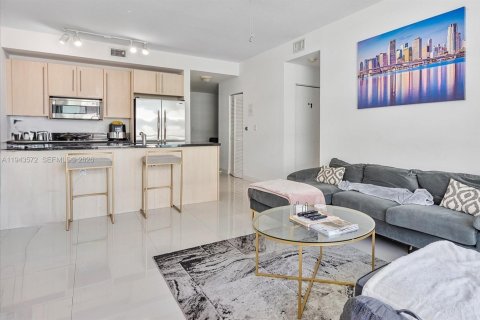 Condo in Miami, Florida, 2 bedrooms  № 2000932 - photo 6