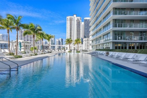 Condo in Miami, Florida, 2 bedrooms  № 2000932 - photo 3