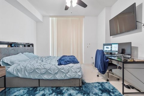 Condo in Miami, Florida, 2 bedrooms  № 2000932 - photo 13