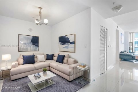 Condo in Miami, Florida, 2 bedrooms  № 2000932 - photo 9