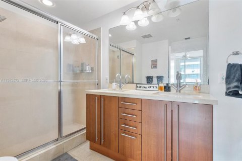 Condo in Miami, Florida, 2 bedrooms  № 2000932 - photo 11