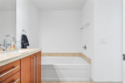 Condo in Miami, Florida, 2 bedrooms  № 2000932 - photo 12