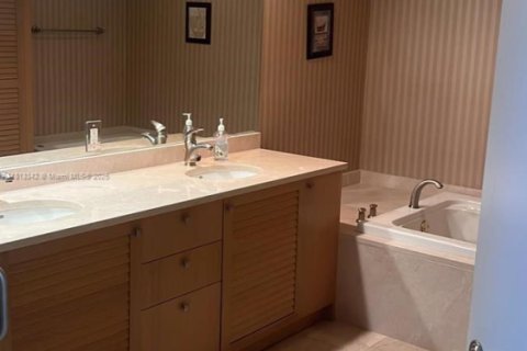 Condominio en venta en Sunny Isles Beach, Florida, 2 dormitorios, 149.02 m2 № 1875326 - foto 2