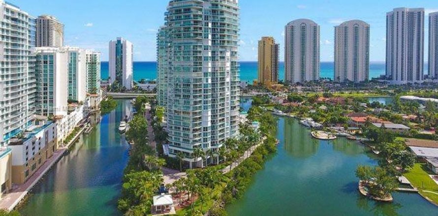 Condominio en Sunny Isles Beach, Florida, 2 dormitorios № 1875326