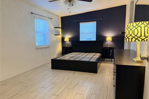 House in Tampa, Florida 3 bedrooms, 130.06 sq.m. № 2210625 - photo 6