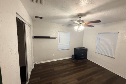 House in Tampa, Florida 3 bedrooms, 130.06 sq.m. № 2210625 - photo 8