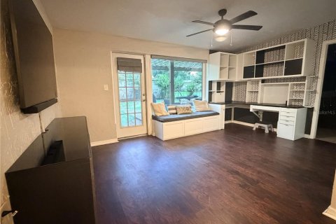 House in Tampa, Florida 3 bedrooms, 130.06 sq.m. № 2210625 - photo 4