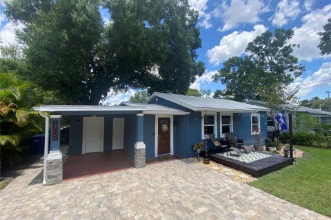 House in Tampa, Florida 3 bedrooms, 130.06 sq.m. № 2210625