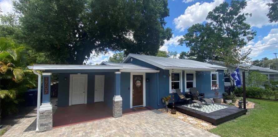 House in Tampa, Florida 3 bedrooms, 130.06 sq.m. № 2210625