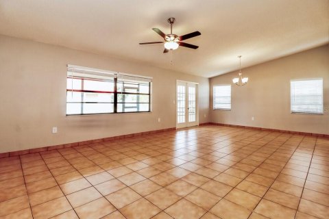 House in New Port Richey, Florida 3 bedrooms, 148.27 sq.m. № 2384441 - photo 3