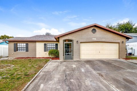 House in New Port Richey, Florida 3 bedrooms, 148.27 sq.m. № 2384441