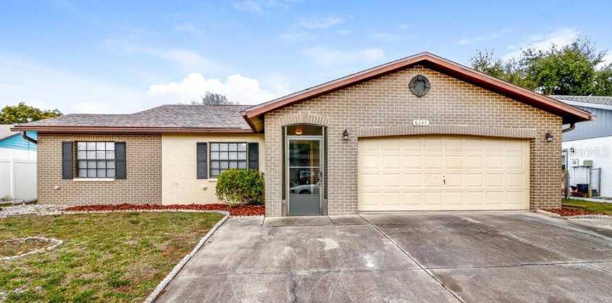 House in New Port Richey, Florida 3 bedrooms, 148.27 sq.m. № 2384441