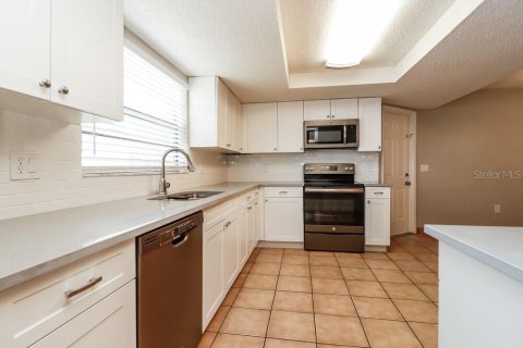 House in New Port Richey, Florida 3 bedrooms, 148.27 sq.m. № 2384441 - photo 7