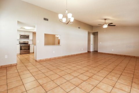 House in New Port Richey, Florida 3 bedrooms, 148.27 sq.m. № 2384441 - photo 4