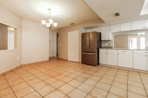 House in New Port Richey, Florida 3 bedrooms, 148.27 sq.m. № 2384441 - photo 6