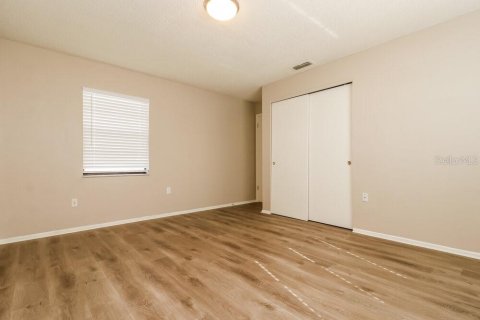House in New Port Richey, Florida 3 bedrooms, 148.27 sq.m. № 2384441 - photo 13
