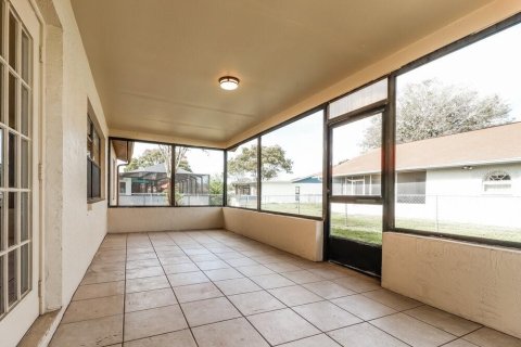 House in New Port Richey, Florida 3 bedrooms, 148.27 sq.m. № 2384441 - photo 15