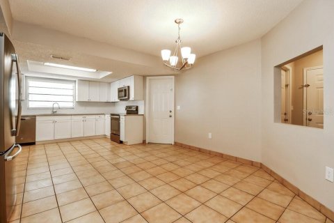 House in New Port Richey, Florida 3 bedrooms, 148.27 sq.m. № 2384441 - photo 5