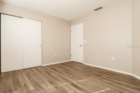 House in New Port Richey, Florida 3 bedrooms, 148.27 sq.m. № 2384441 - photo 11