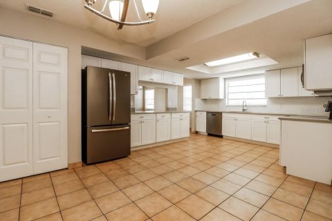 House in New Port Richey, Florida 3 bedrooms, 148.27 sq.m. № 2384441 - photo 8