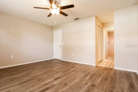 House in New Port Richey, Florida 3 bedrooms, 148.27 sq.m. № 2384441 - photo 9