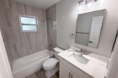 House in Weeki Wachee, Florida 2 bedrooms, 101.08 sq.m. № 2329184 - photo 8