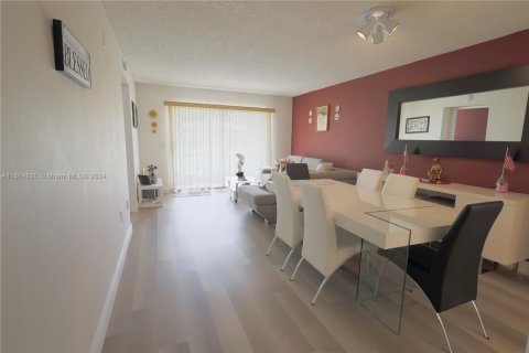 Copropriété à vendre à Pembroke Pines, Floride: 2 chambres, 92.9 m2 № 1978196 - photo 17
