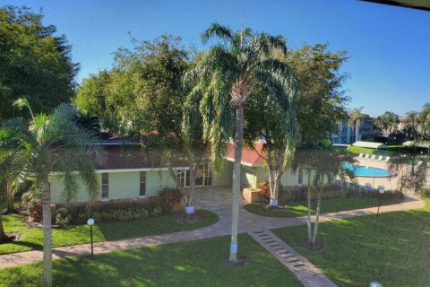 Condo in Palm Springs, Florida, 2 bedrooms  № 981737 - photo 1