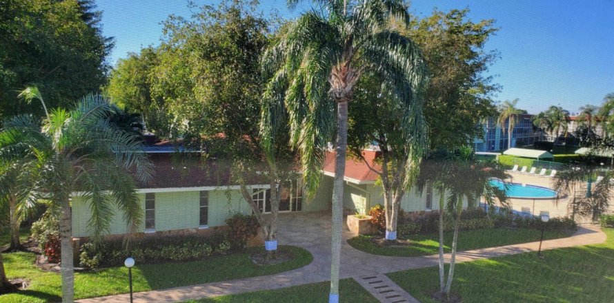 Condo in Palm Springs, Florida, 2 bedrooms  № 981737