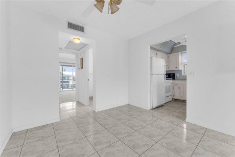 Condo in Deerfield Beach, Florida, 1 bedroom  № 2247034 - photo 11